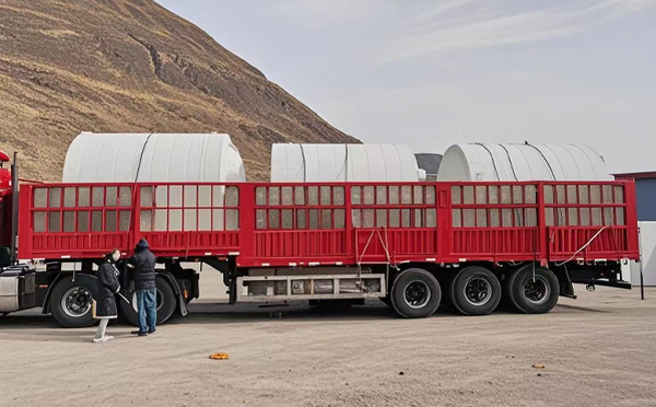 张掖塑料桶装车完毕准备运输中